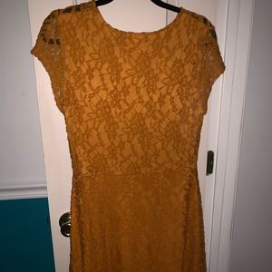 Short yellow dress with floral pattern Never worn
